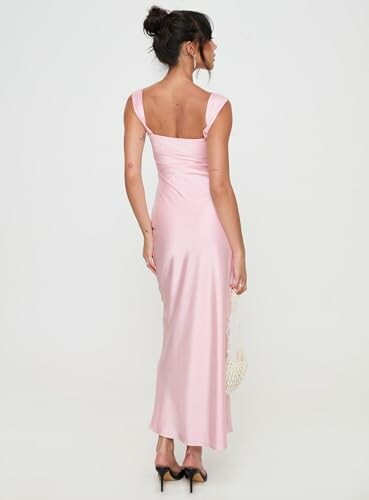 Mujer con vestido rosa vista trasera