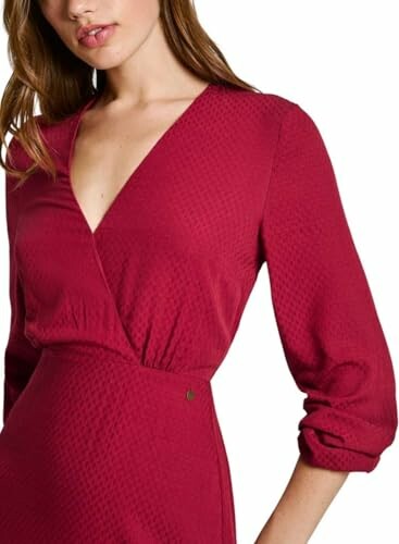 Mujer con vestido rojo de manga larga