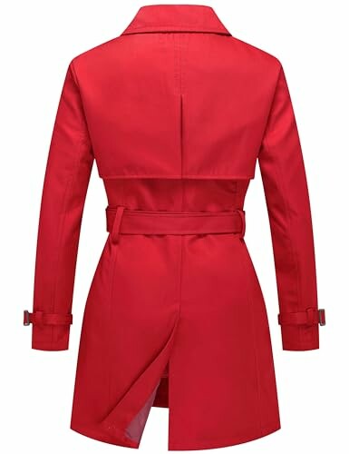 Vista trasera de un abrigo rojo con cinturón.