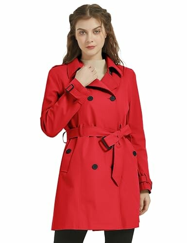 Mujer con abrigo rojo posando