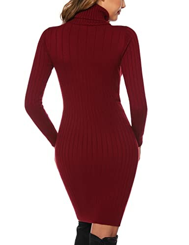 Mujer con vestido de cuello alto y manga larga en color rojo.