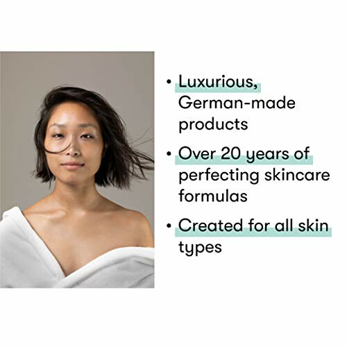 Mujer con toalla y texto sobre productos de cuidado de la piel.