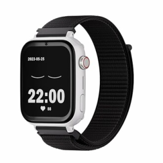 Reloj inteligente con pantalla digital mostrando la hora y frecuencia cardíaca.