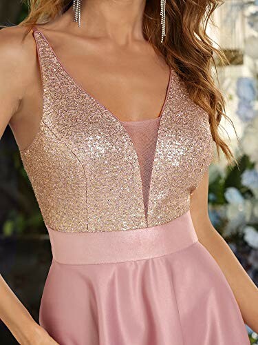 Vestido rosa brillante con detalles de lentejuelas.