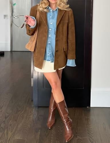 Mujer con chaqueta marrón, camisa vaquera y botas.