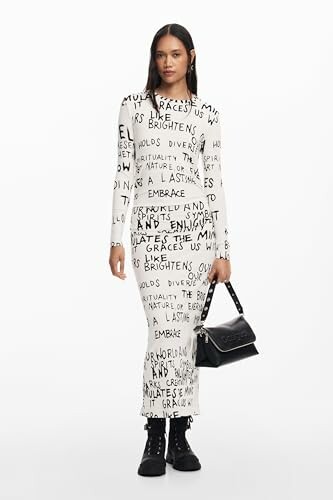 Mujer con vestido blanco con texto estampado y bolso negro.