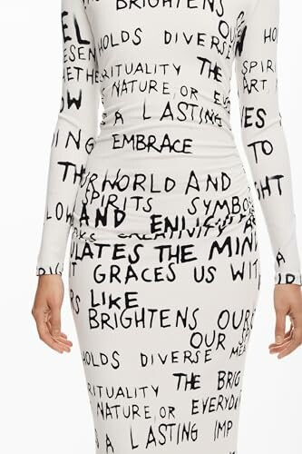 Vestido con patrón de texto en blanco y negro.