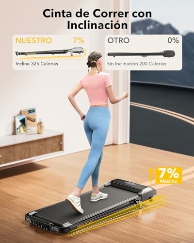 Mujer corriendo en cinta de correr con inclinación.