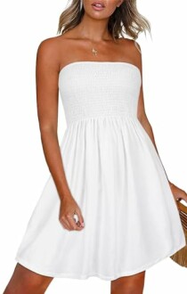 Mujer con vestido blanco sin tirantes.