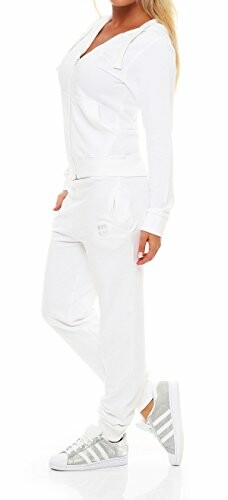 Mujer vistiendo un chándal blanco con zapatillas deportivas.