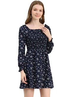 Mujer con vestido floral azul oscuro