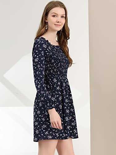 Mujer vistiendo un vestido floral azul de manga larga.