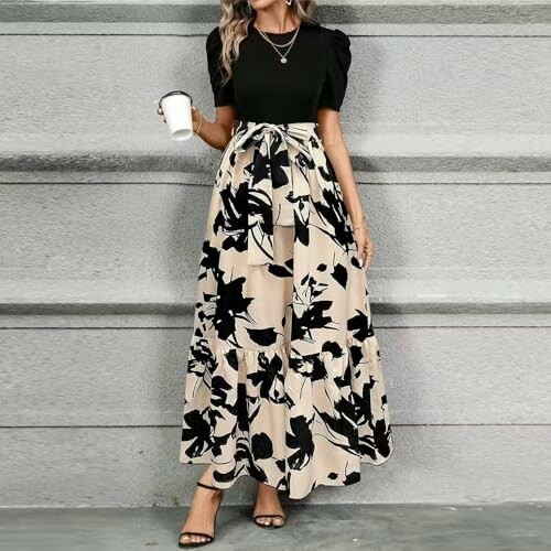 Mujer con vestido maxi floral y taza de café