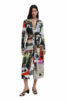 Mujer con vestido gráfico colorido