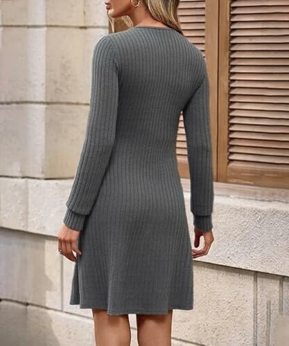 Mujer con vestido gris de punto, vista trasera