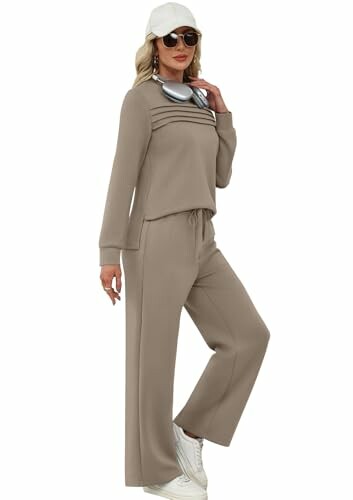 Mujer con atuendo beige y auriculares.