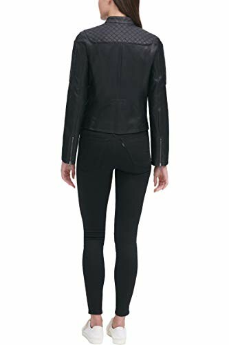 Mujer con chaqueta de cuero negra vista desde atrás.