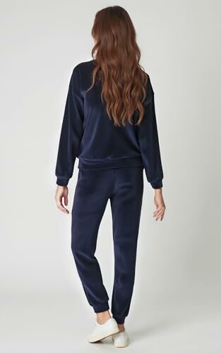 Mujer de espaldas con chándal azul