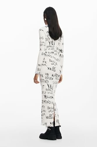 Mujer con vestido blanco estampado de texto, vista trasera.
