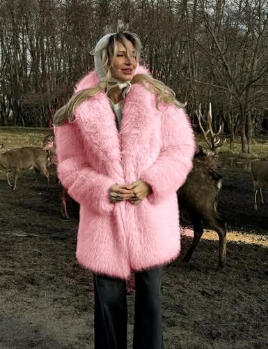 Mujer con abrigo rosa rodeada de renos