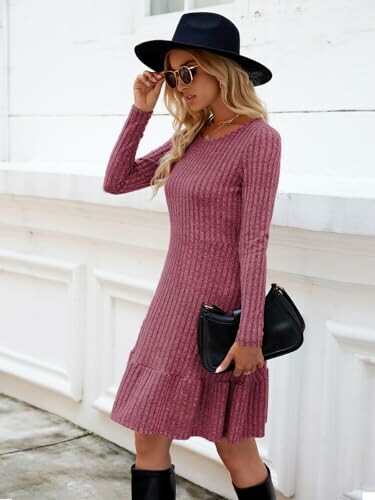 Mujer con vestido rosa y sombrero negro.