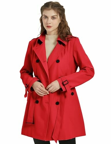 Mujer con abrigo rojo