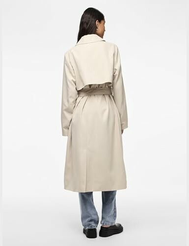 Mujer con abrigo beige de espaldas