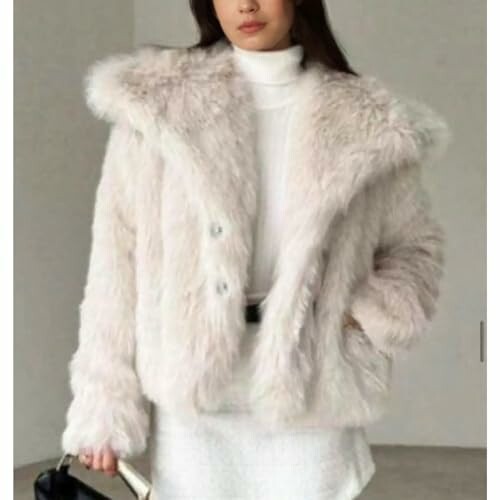 Mujer vistiendo un abrigo de piel sintética blanca.