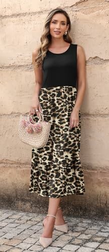 Mujer con vestido de estampado de leopardo y bolso de mano