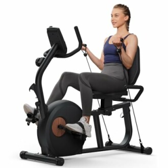 Mujer haciendo ejercicio en bicicleta estática.