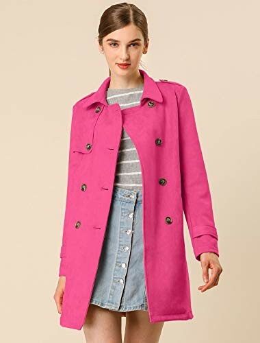 Mujer con abrigo rosa y falda vaquera.