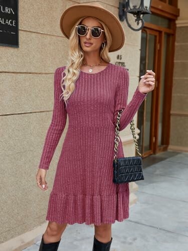 Mujer con vestido rosa y sombrero.