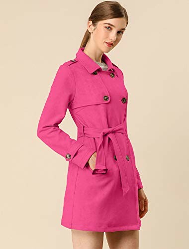 Mujer con abrigo rosa