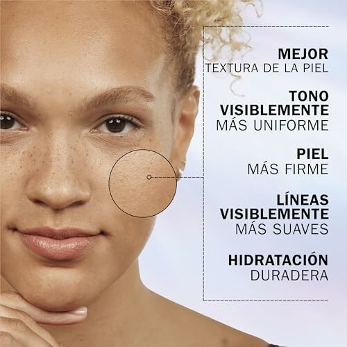 Mujer mostrando mejoras en la textura de la piel y tono uniforme.