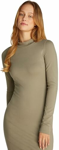 Mujer con vestido beige de manga larga.