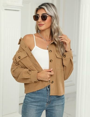 Mujer con chaqueta marrón y gafas de sol