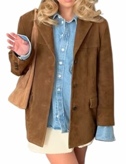 Mujer con chaqueta marrón sobre camisa vaquera.