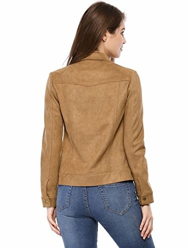 Mujer con chaqueta marrón de espaldas.