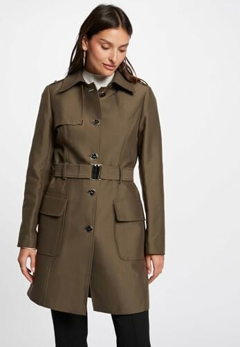 Mujer con abrigo marrón.