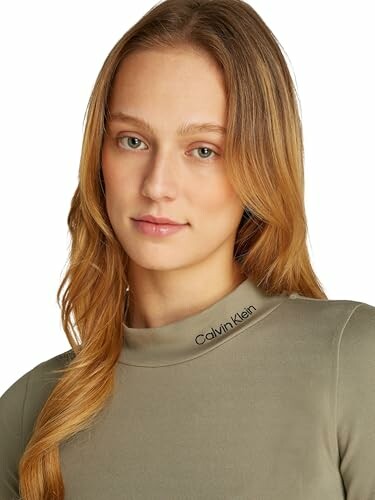 Mujer con camiseta de Calvin Klein.