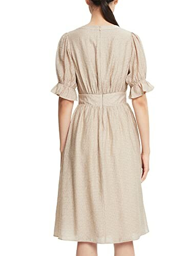 Mujer con vestido beige vista desde atrás