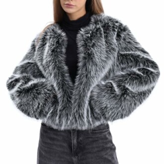 Mujer con chaqueta de piel sintética gris.