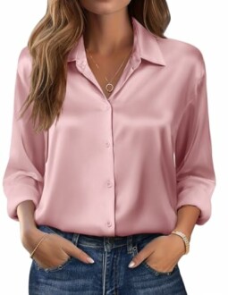 Mujer con blusa de satén rosa y jeans.