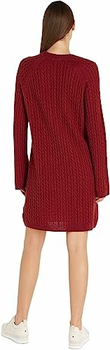 Mujer con vestido de punto rojo visto desde atrás.