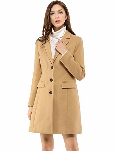 Mujer con abrigo beige.