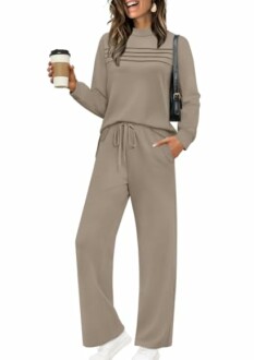 Mujer con conjunto casual de color beige sosteniendo café.