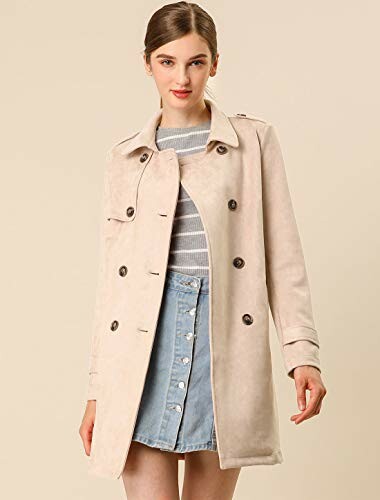 Mujer con abrigo beige y falda de mezclilla.