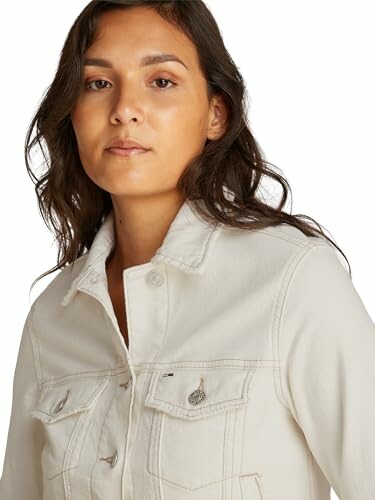 Mujer con chaqueta de mezclilla blanca.