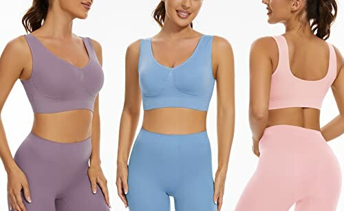 Tres mujeres con ropa deportiva sin costuras en diferentes colores.