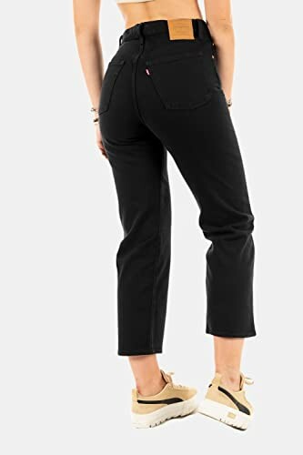 Vista trasera de jeans negros para mujer.